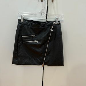 Women’s forever 21 black leather mini skirt. Size small.